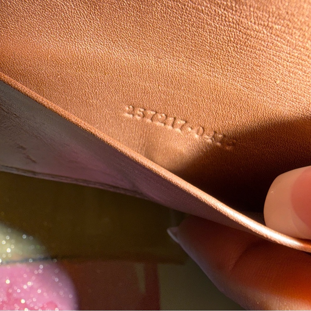 Gucci ๐ค Tan Leather Key Holder with Heart Logo and Gold hardware - Picture 5 of 6